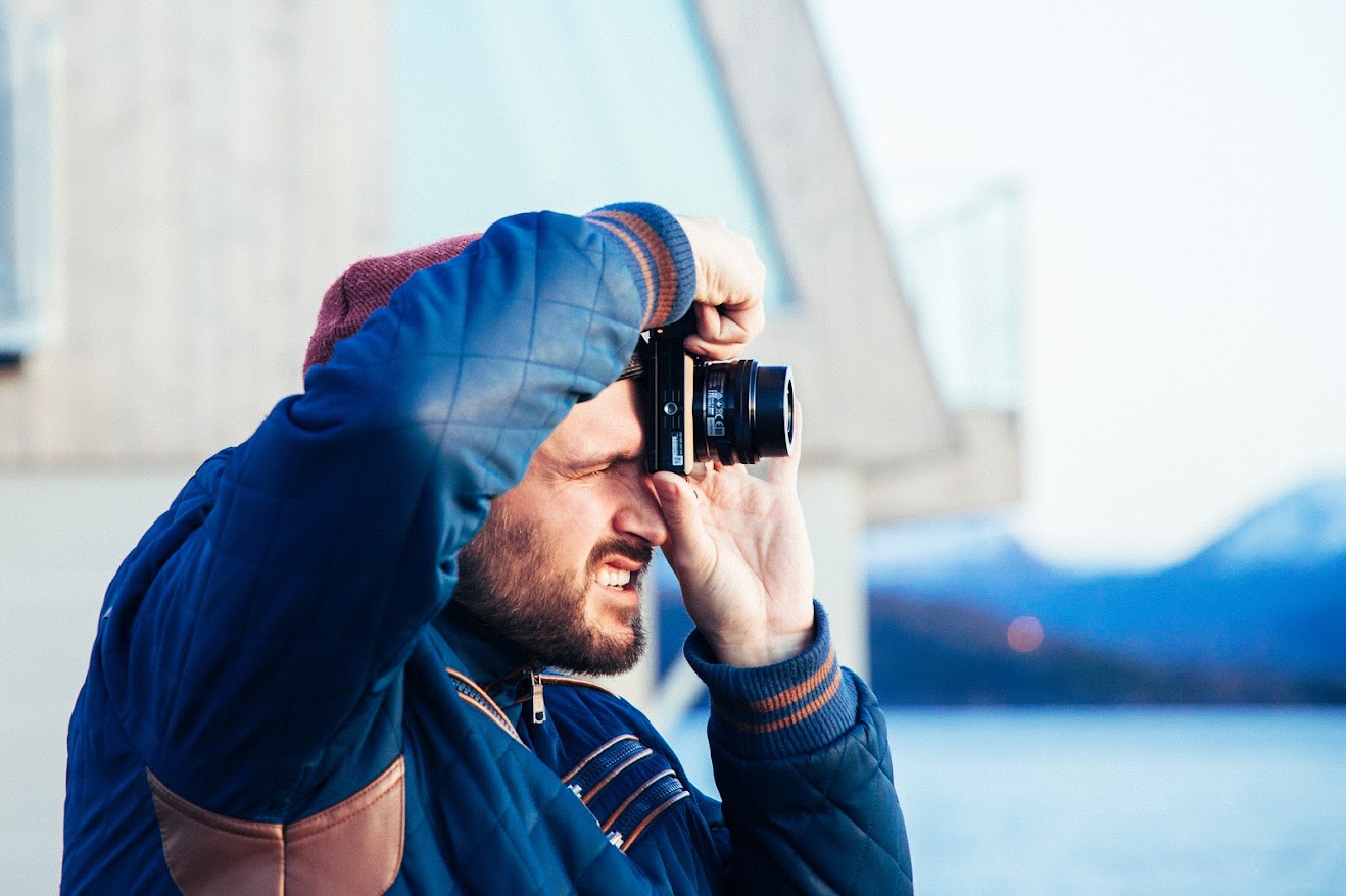Alexander fra SMBFOTO fotograferer på lokasjon i Bergen